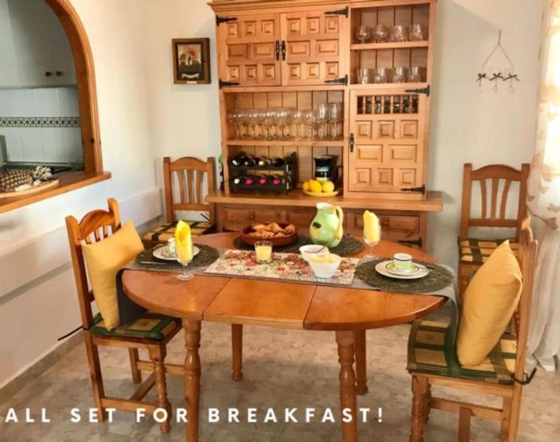 Villa 4 Bed 3 Bath Sleeps 8, Pool Wifi Tv Close To Restaurants And Shops Los Alcázares