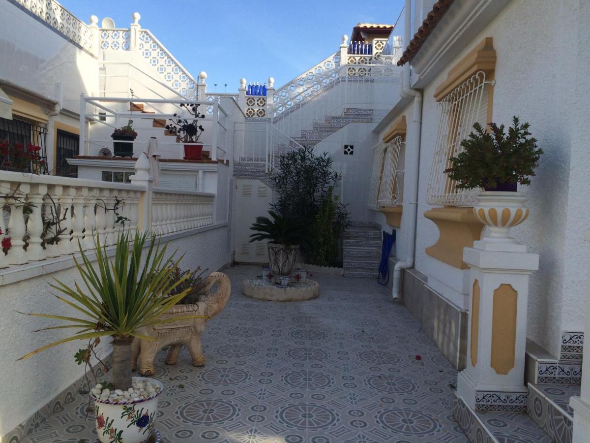Villa 4 Bed 3 Bath Sleeps 8, Pool Wifi Tv Close To Restaurants And Shops