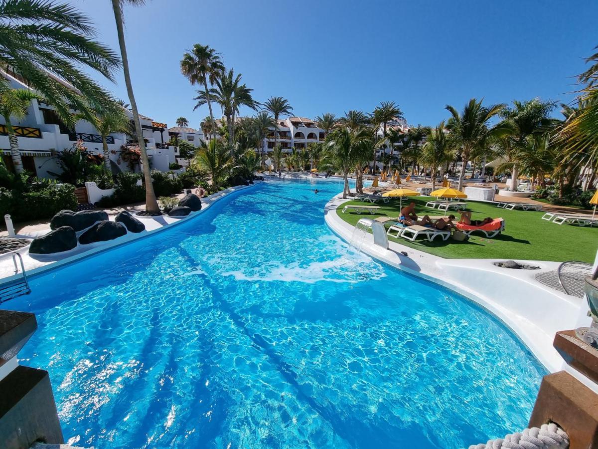 Studio No 2 Just 100 To And Sea, Large Terrace, Heated Pool, Wifi, Aircondition For A Fee Apartamento