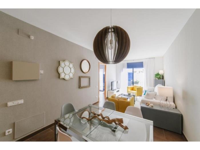 Spaces Deluxe Apartment- 3 Bedroom, 2 Bathroom, Next To Beach, Sleeps 6 *