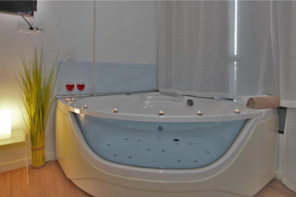 Aloha Beach Estudio Nuevo Jacuzzi Frente Al Mar Benalmádena