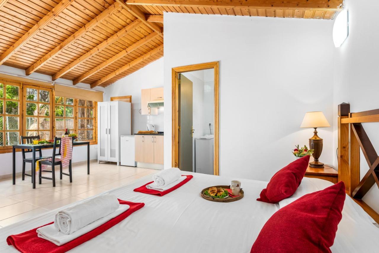 101 Bright, Pool View And Air Conditioning Apartment