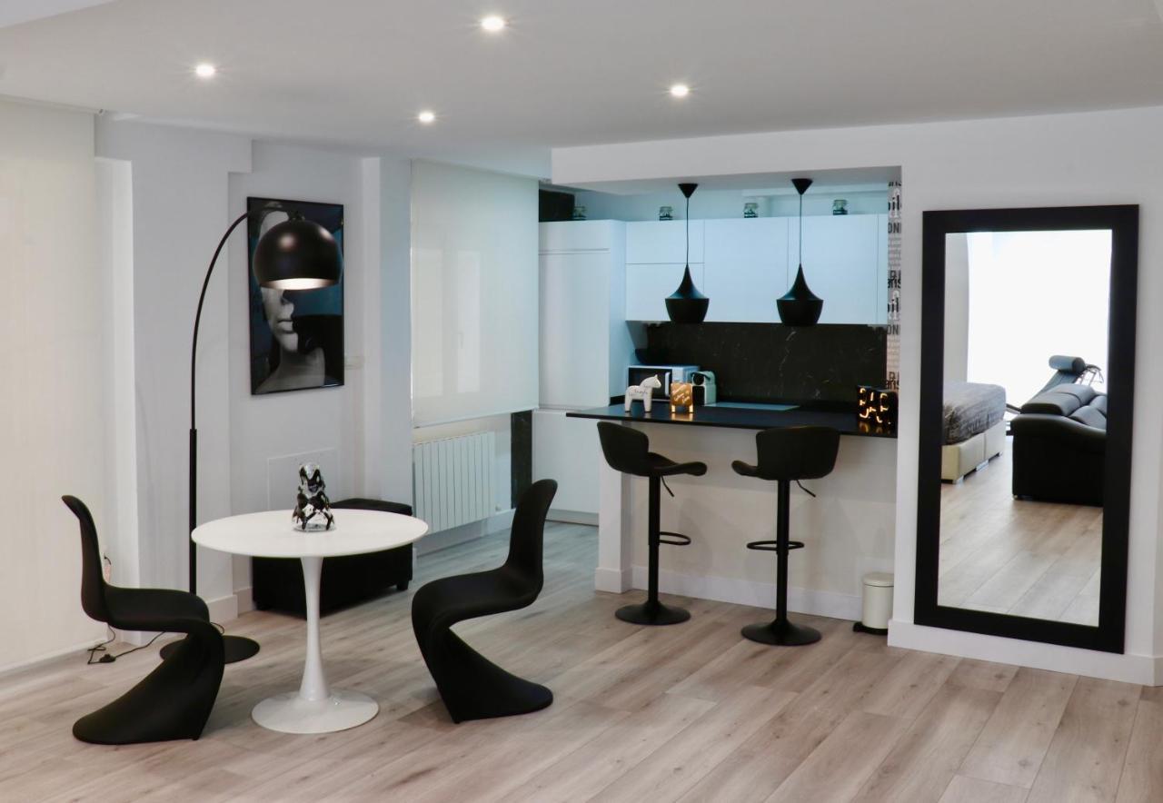 Apartment Black And White Suitte 