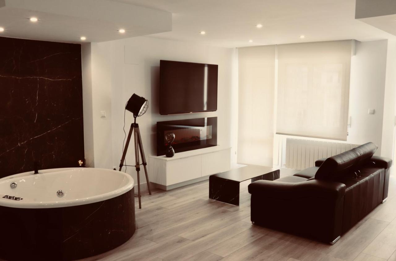 Apartment Black And White Suitte 