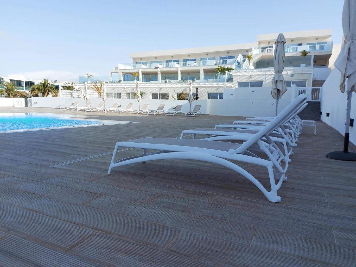 White Deluxe Apartment *