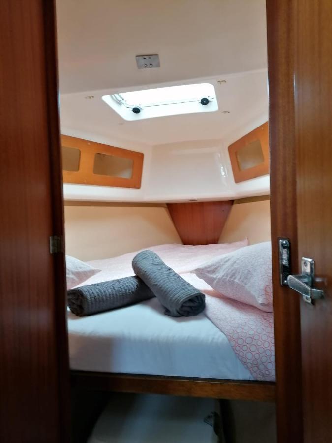Cozy Sailboat In Barcelona!! No Showers *