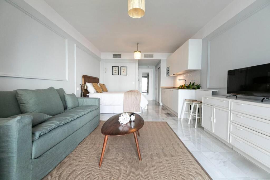 Apartment Central & Renovated Studio With Pool In Puerto Banus *