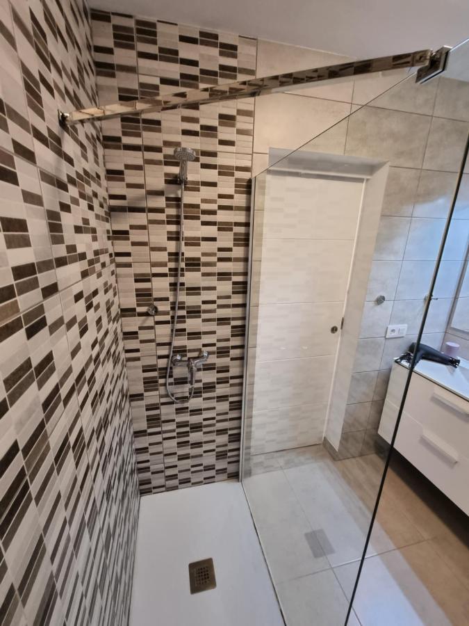 Studio No 2 Just 100 To And Sea, Large Terrace, Heated Pool, Wifi, Aircondition For A Fee Apartamento