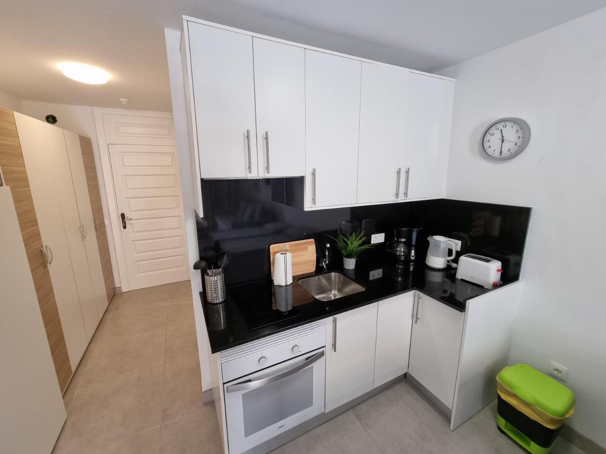 Studio No 2 Just 100 To And Sea, Large Terrace, Heated Pool, Wifi, Aircondition For A Fee Apartamento Playa de las Américas