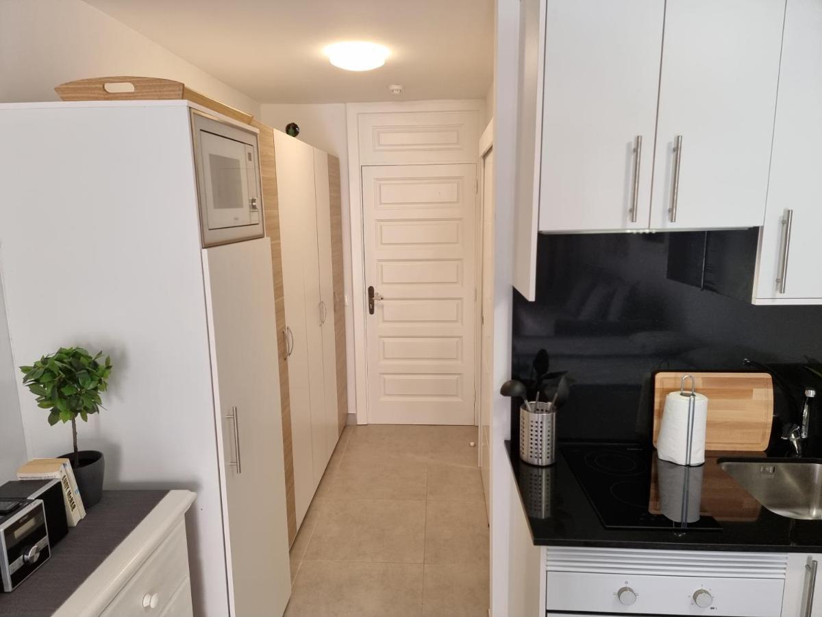 Studio No 2 Just 100 To And Sea, Large Terrace, Heated Pool, Wifi, Aircondition For A Fee Apartamento *