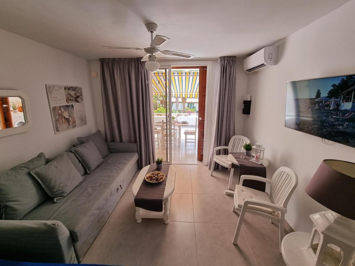 Apartamento Studio No 2 Just 100 To And Sea, Large Terrace, Heated Pool, Wifi, Aircondition For A Fee *