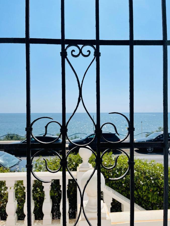 Una Planta En Villa Angelita Con Vista Al Mar Para Seis Personas Tres Dormitorios Dos Banos Terraza Cocina Piscina