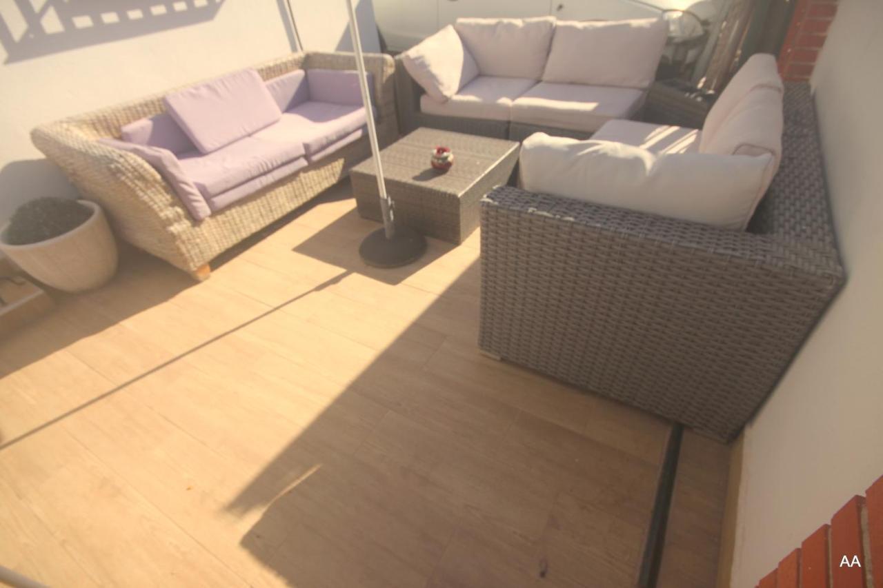 Little Peaceful Retreat: Private With Terrace And Amenities Homestay