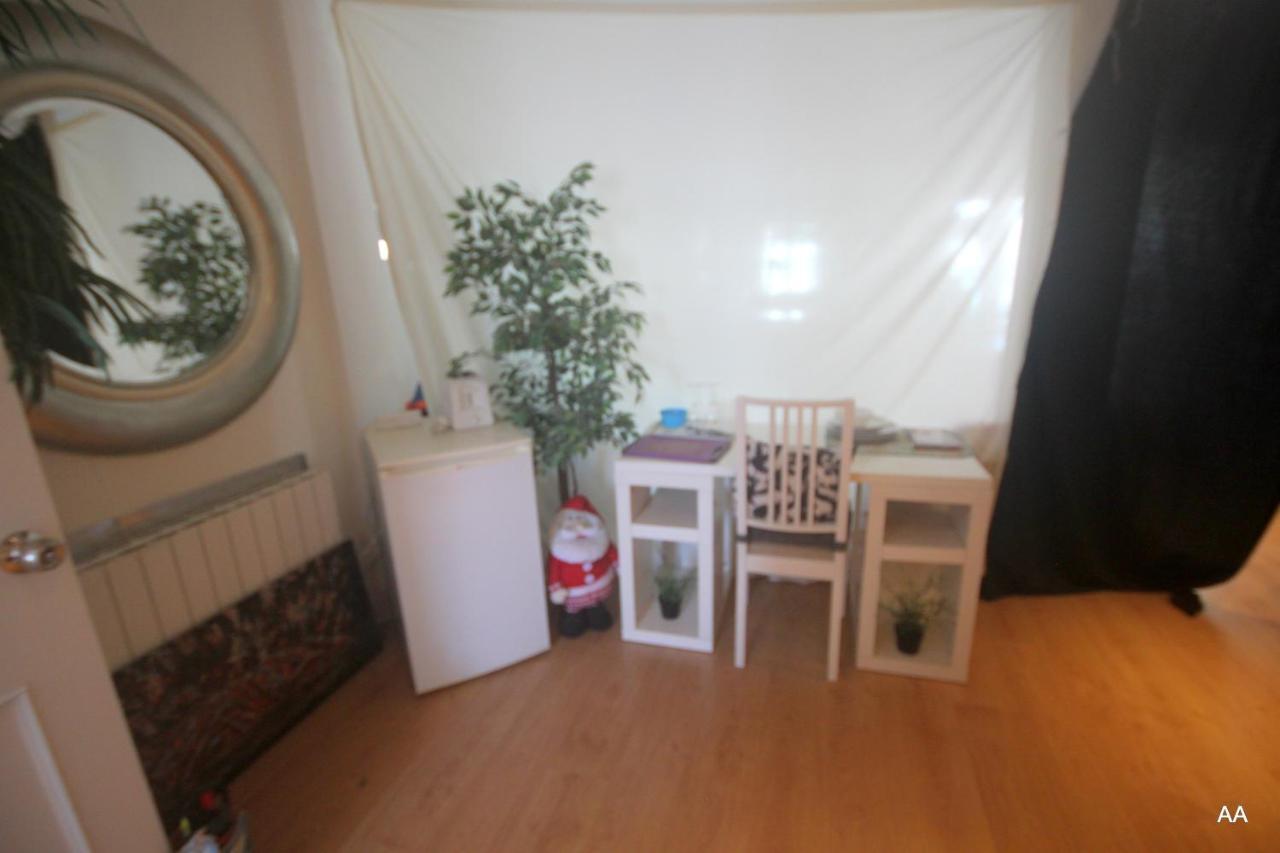 Little Peaceful Retreat: Private With Terrace And Amenities Homestay