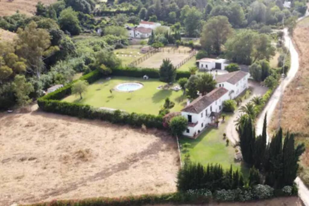 Cortijo La Bordalla, en pleno Parque Natural Jimena De La Frontera