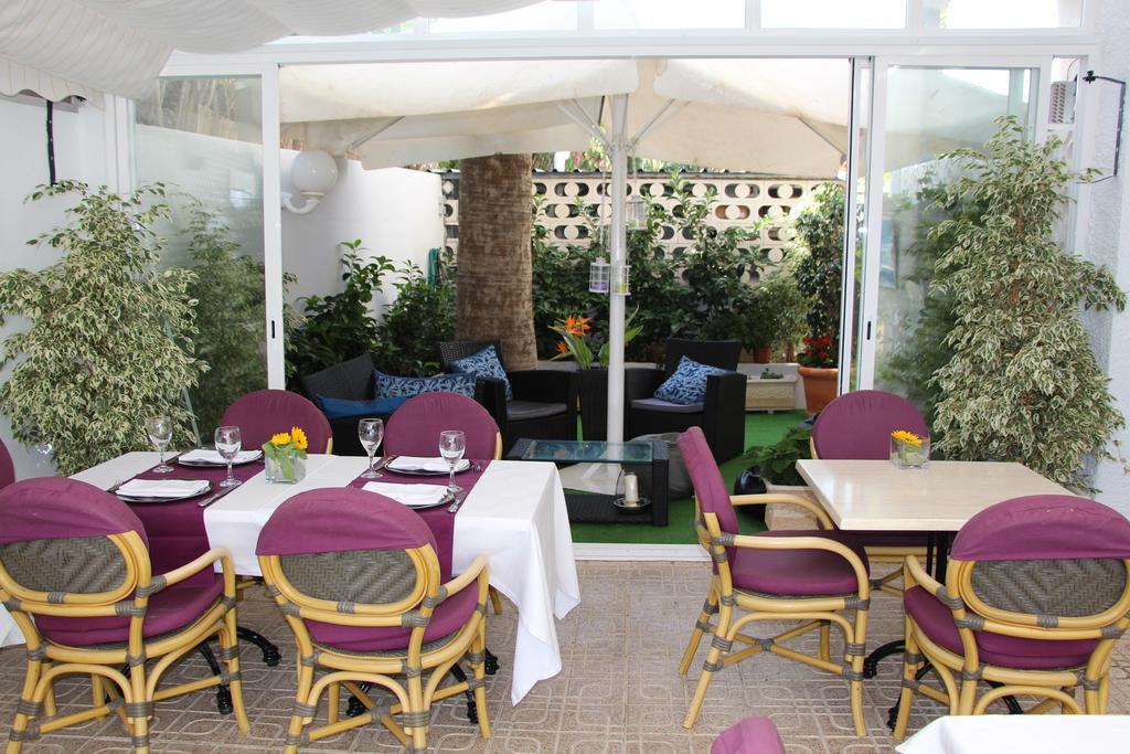 La Riviera Hotel *