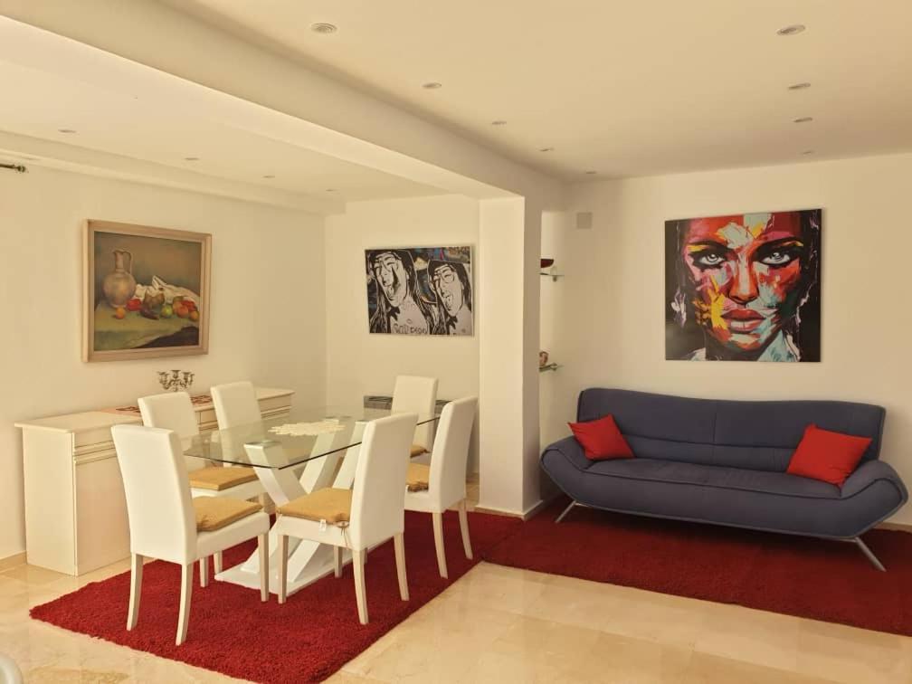 De Luxe Villa