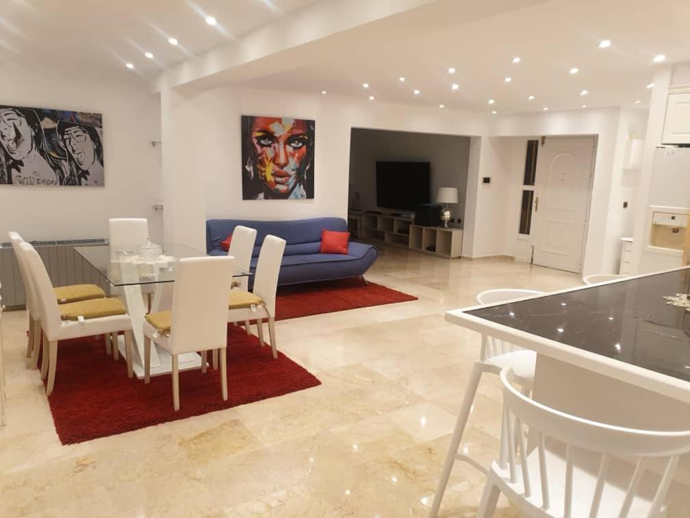 De Luxe Villa *