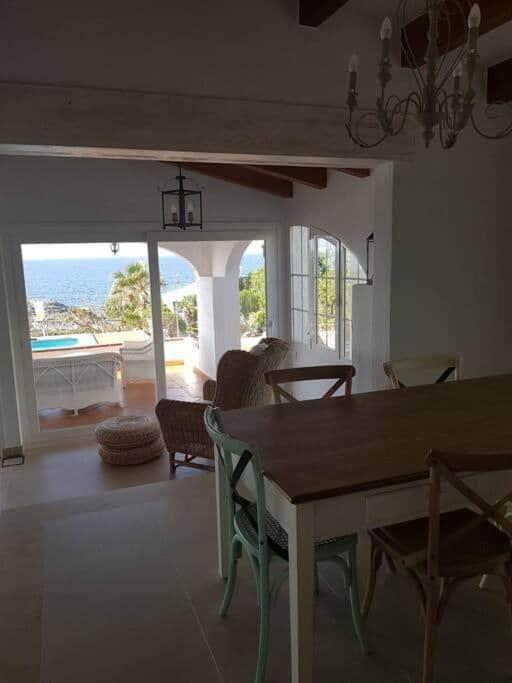 Villa En Primera Linea De Mar Cerca De Binibeca