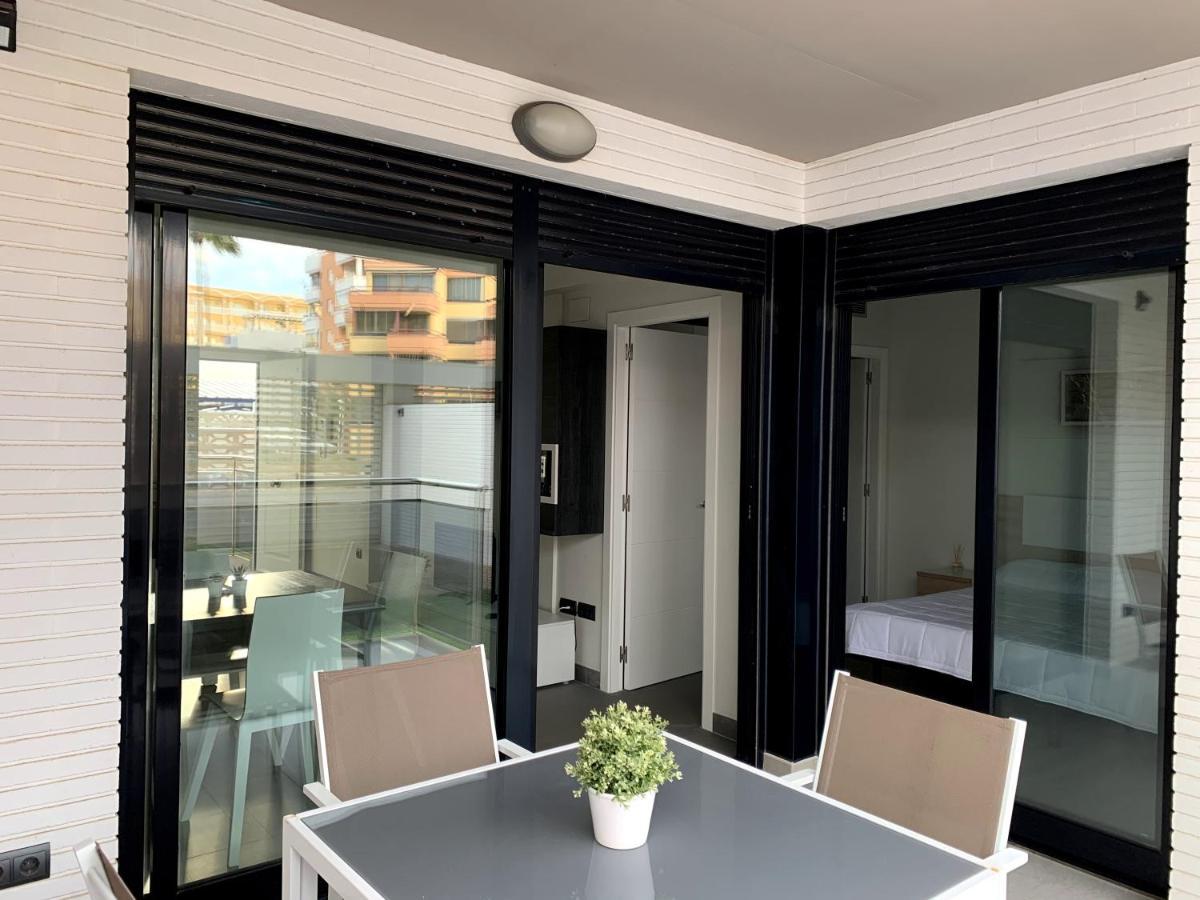 Con Jardin En Primera Linea De Playa Con Parking Y Piscina Apartment
