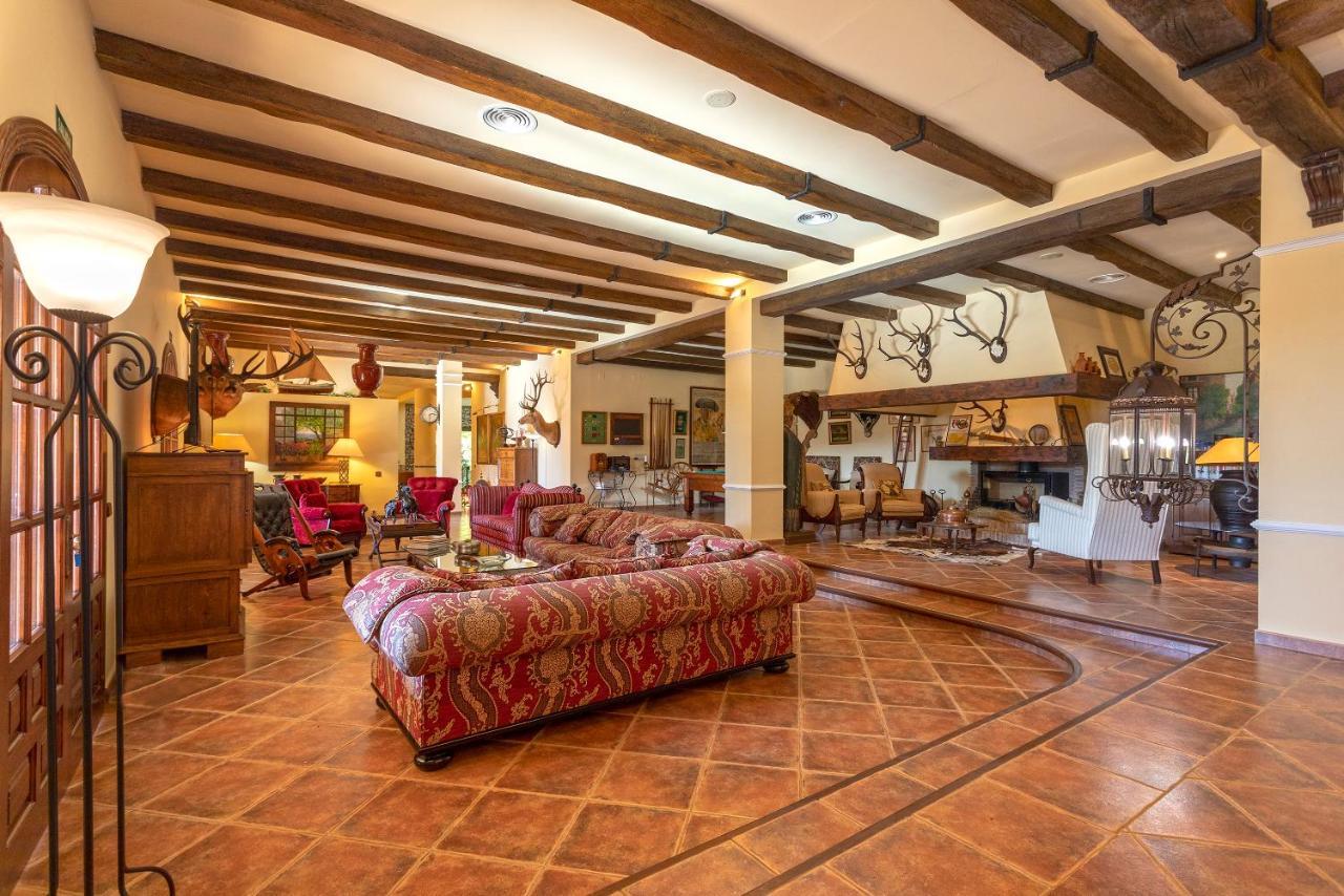 Casa Flores Con Piscina Interior Climatizada * Alcaucín