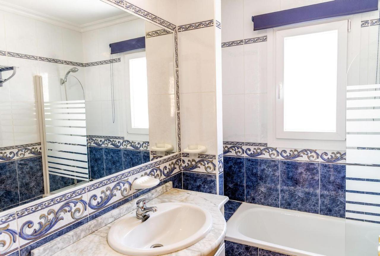 Fabulous 3 Bed House With 4 Communal Pools Villacosta