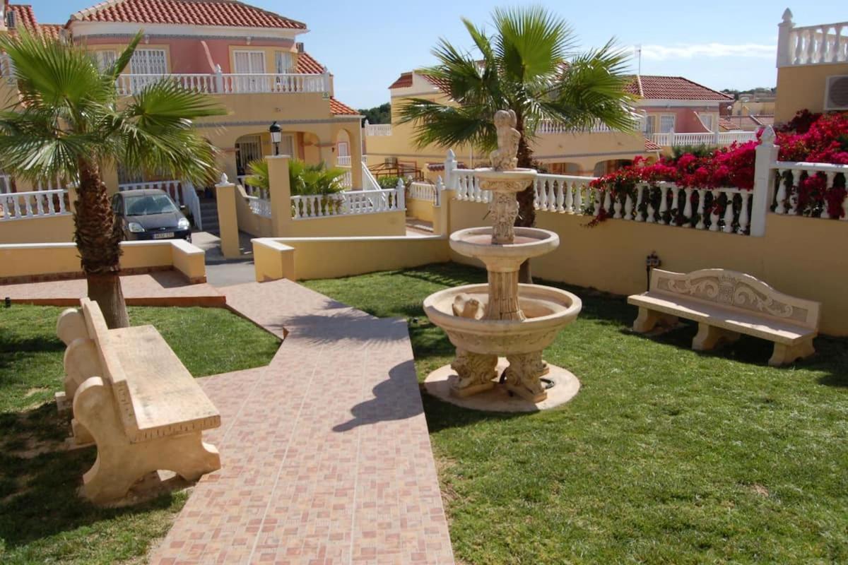Fabulous 3 Bed House With 4 Communal Pools Villacosta