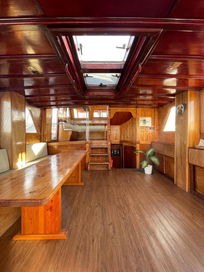 Botel Barco Clasico En Barcelona