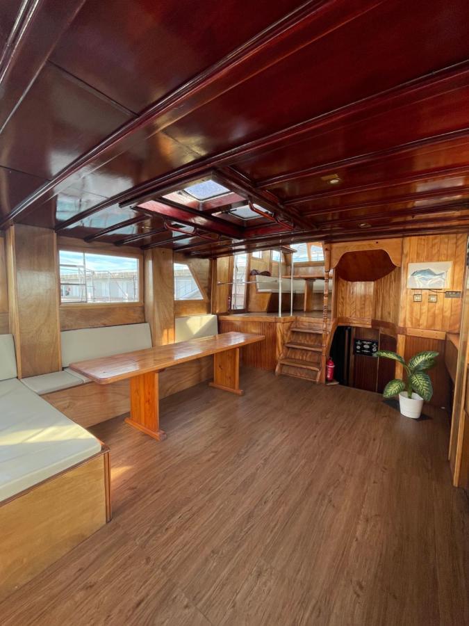 Barco Clasico En Barcelona Botel