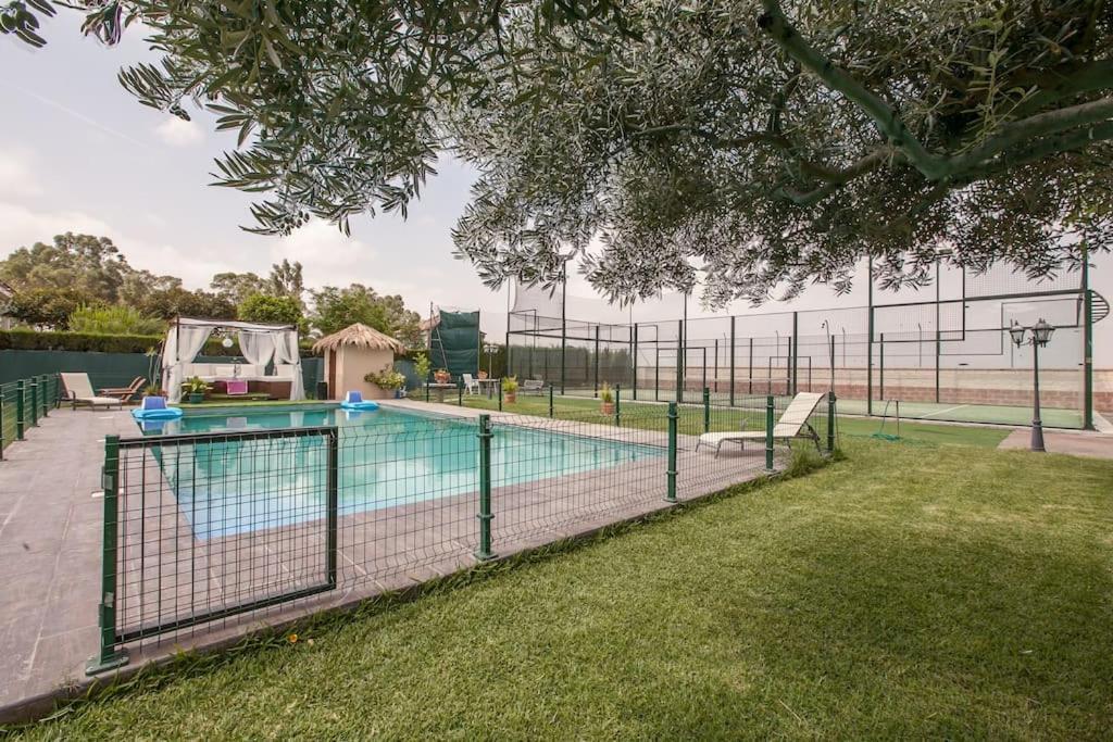 Luxurious Villa. Private Pool, Padel Court. Subway