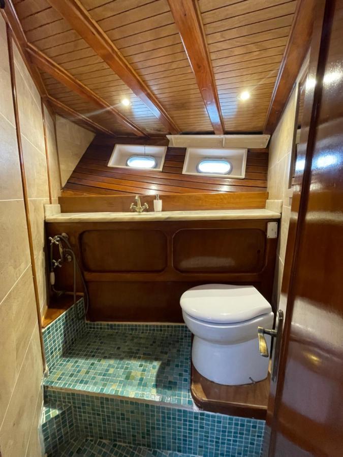 Barco Clasico En Barcelona Botel
