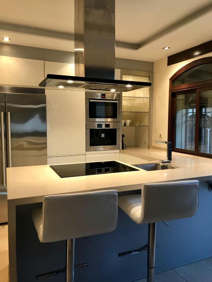 Villa Luxurious Villa. Private Pool, Padel Court. Subway *
