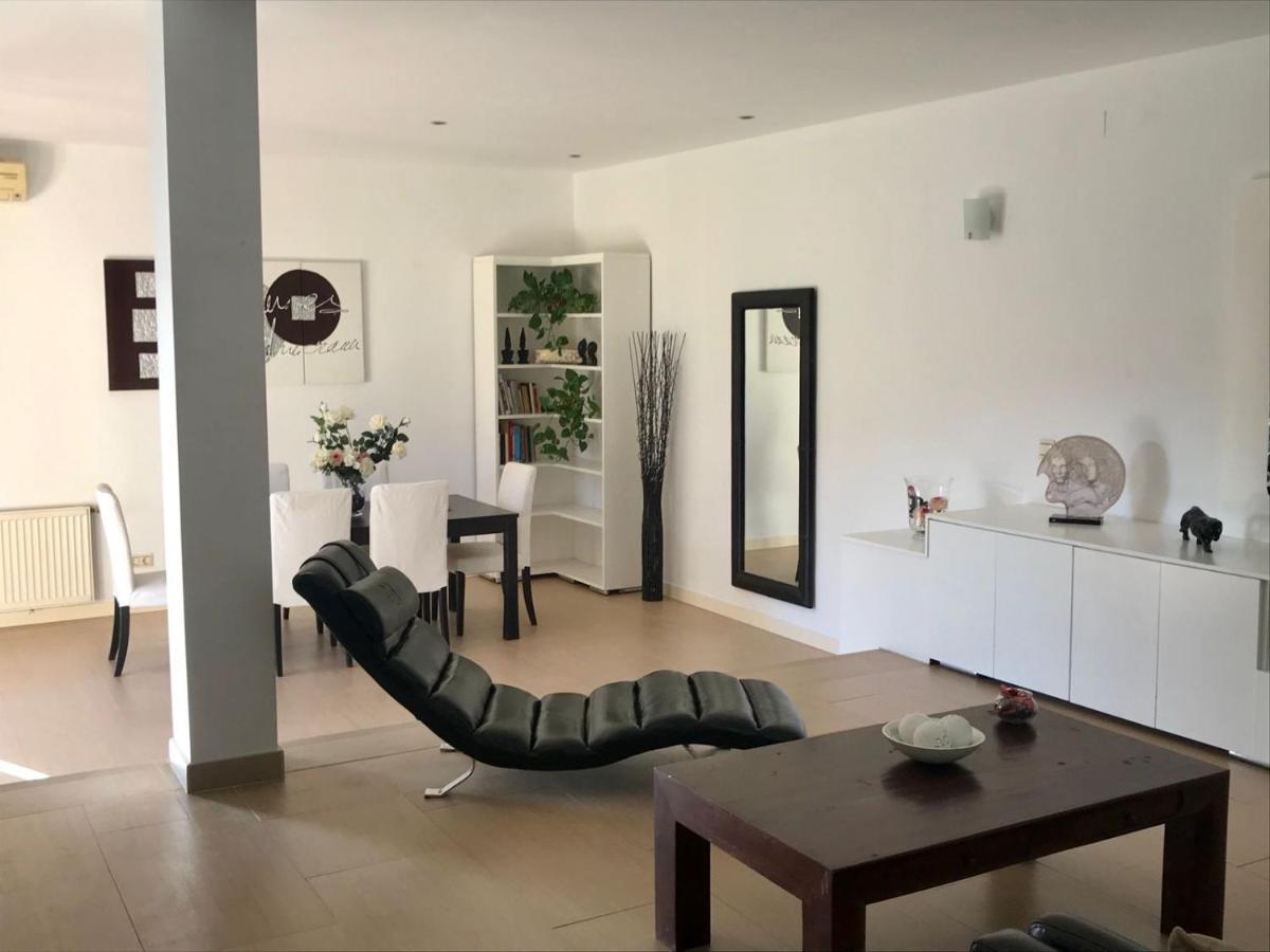 Villa Luxurious Villa. Private Pool, Padel Court. Subway *