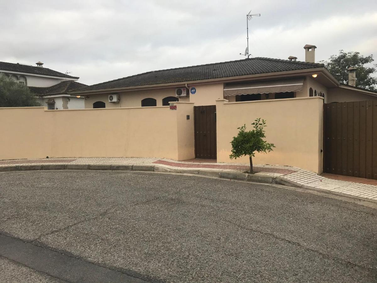 Luxurious Villa. Private Pool, Padel Court. Subway