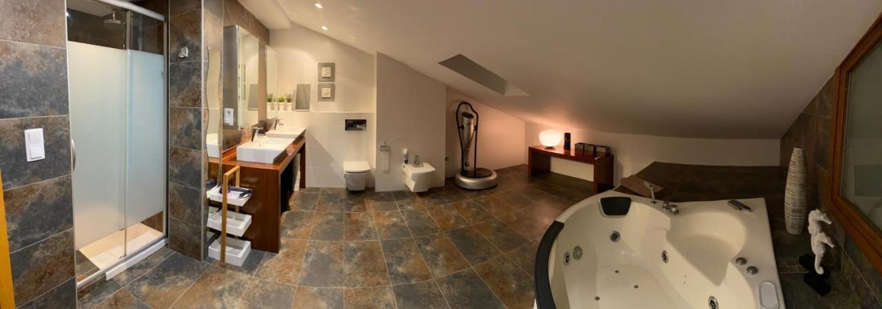 Alcaniz, Deluxe Love hotel