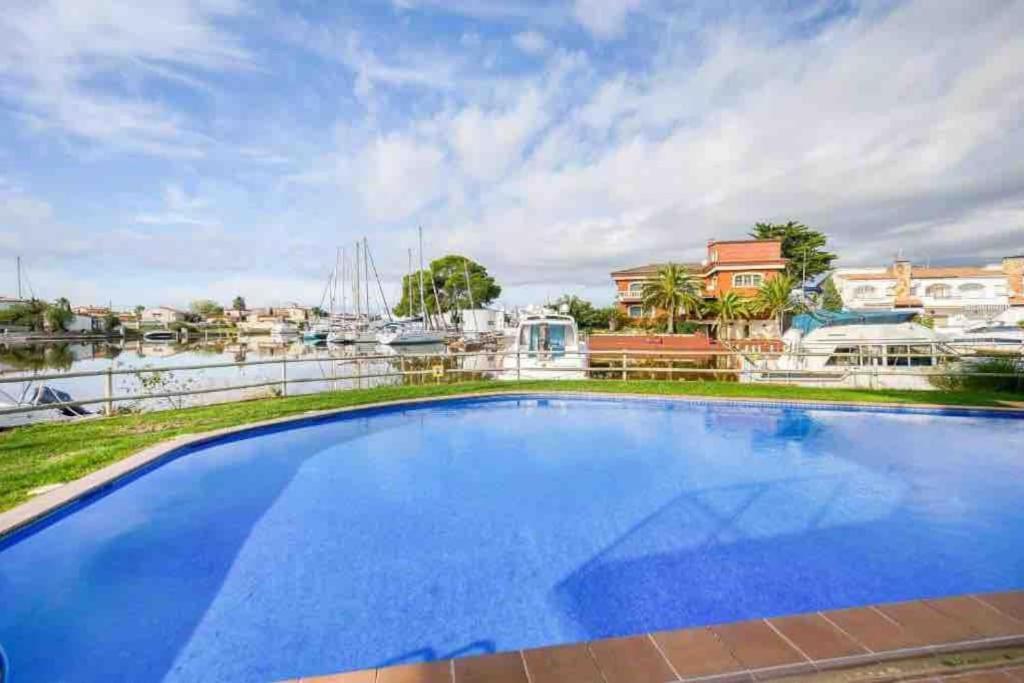 2 Avec 3 Piscines Et Parking Gratuit Rosas