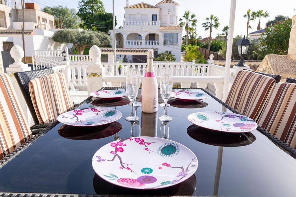 Villa Spacious 2 Bed Detached With Communal Pool *
