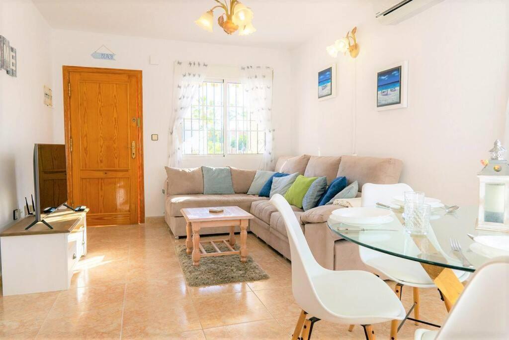Spacious 2 Bed Detached With Communal Pool