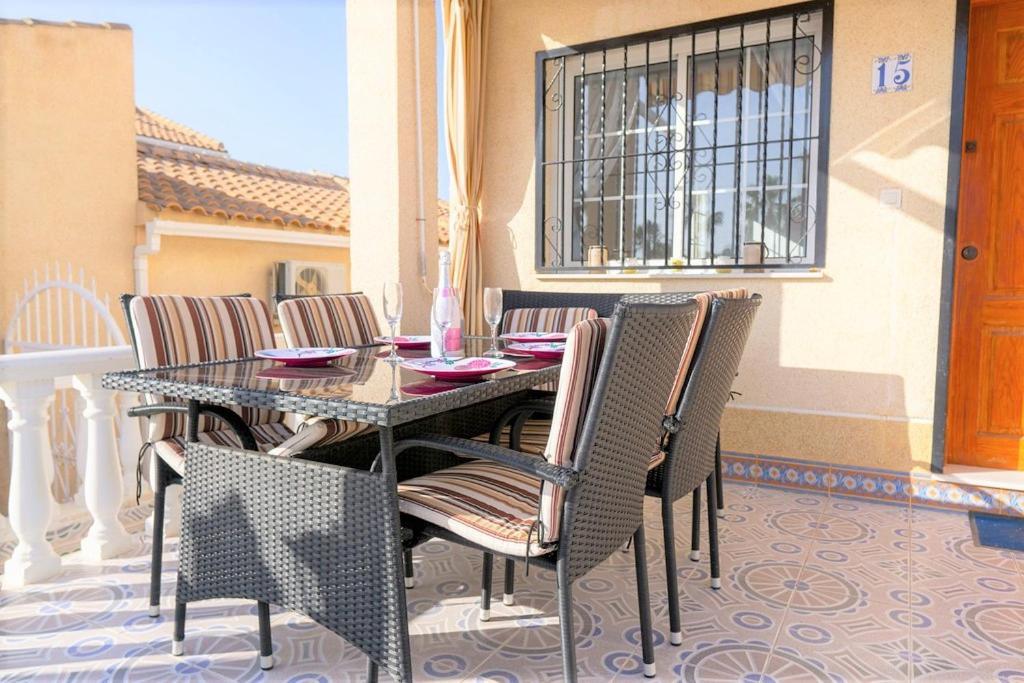 Spacious 2 Bed Detached With Communal Pool * La Florida (Valencia)