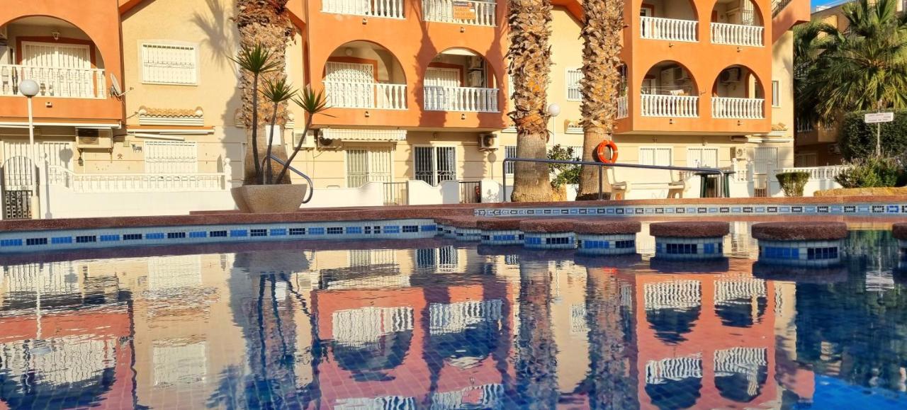 Poolside 2 Bedroom 2 Bathroom Apt, Ultra Fast Wi-fi & Terrace *