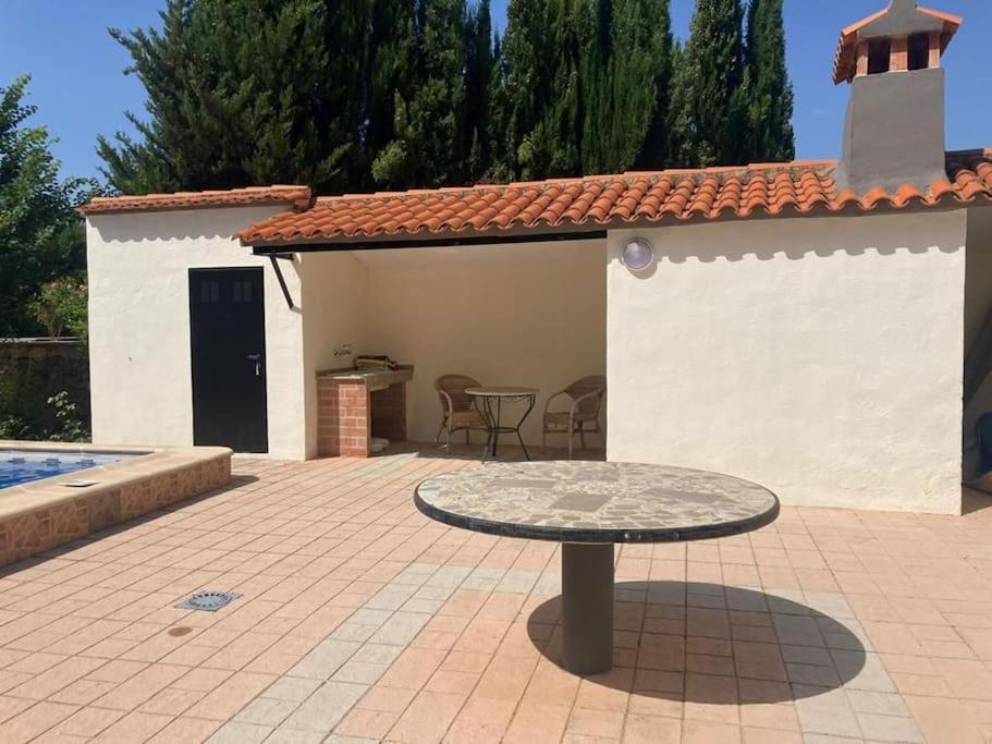 Vakantievilla Met Groot Zwembad Heeft 4 Slaapkamers En Is Geschikt Voor 8 Personen, Ideaal Voor 1 Of 2 Gezinnen. Ligt In 1 De Mooiste Vallei Spanje Het Huis Grenst Aan Prachtig Natuurgebied 