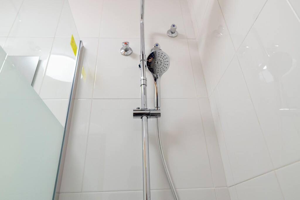 Spacious 2 Bed Detached With Communal Pool