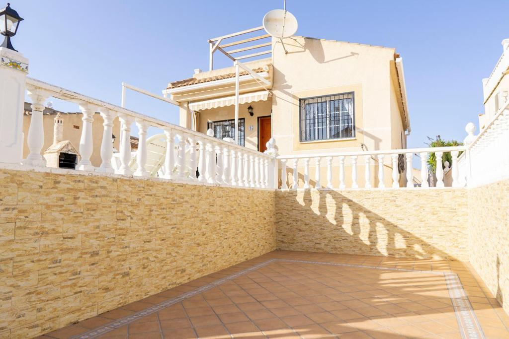 Spacious 2 Bed Detached With Communal Pool Villa *