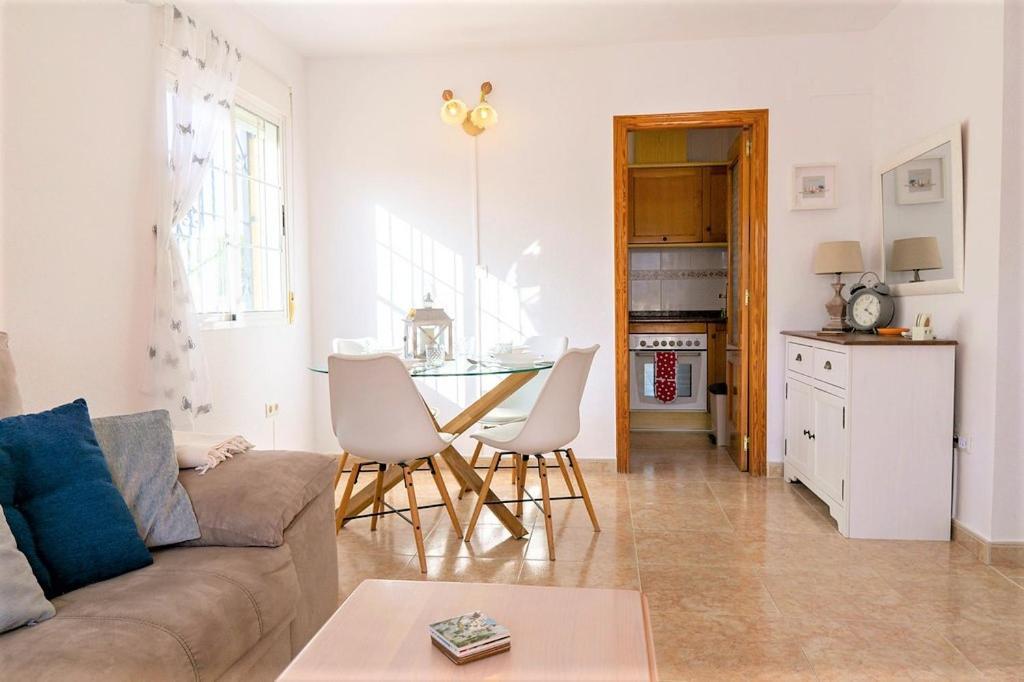 Spacious 2 Bed Detached With Communal Pool *
