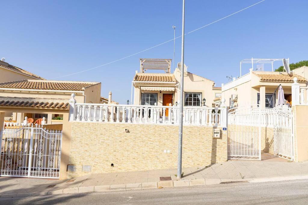 Villa Spacious 2 Bed Detached With Communal Pool *