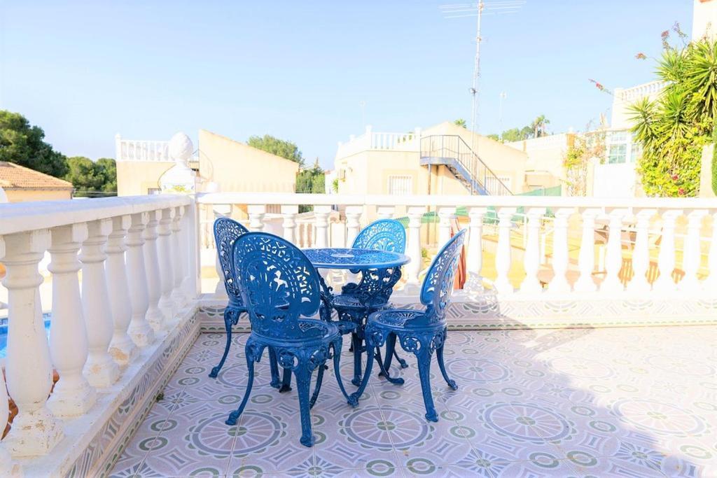 Spacious 2 Bed Detached With Communal Pool