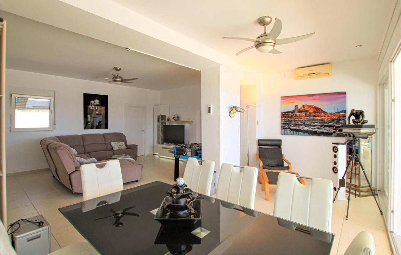 Сasa de vacaciones 5 Bedroom Cozy In