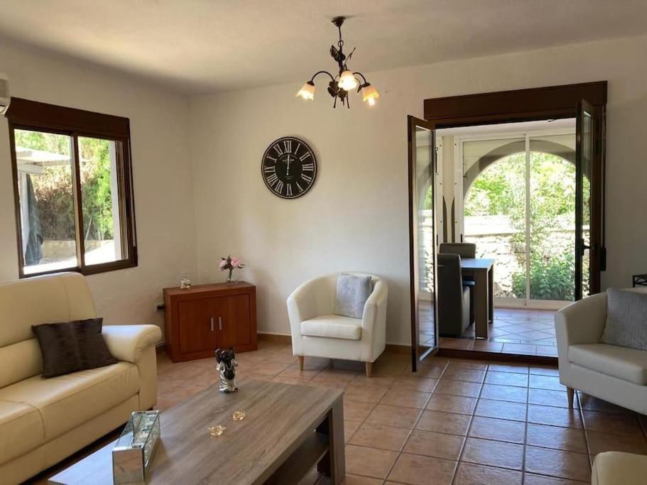 Villa Vakantievilla Met Groot Zwembad Heeft 4 Slaapkamers En Is Geschikt Voor 8 Personen, Ideaal Voor 1 Of 2 Gezinnen. Ligt In 1 De Mooiste Vallei Spanje Het Huis Grenst Aan Prachtig Natuurgebied  Ayora