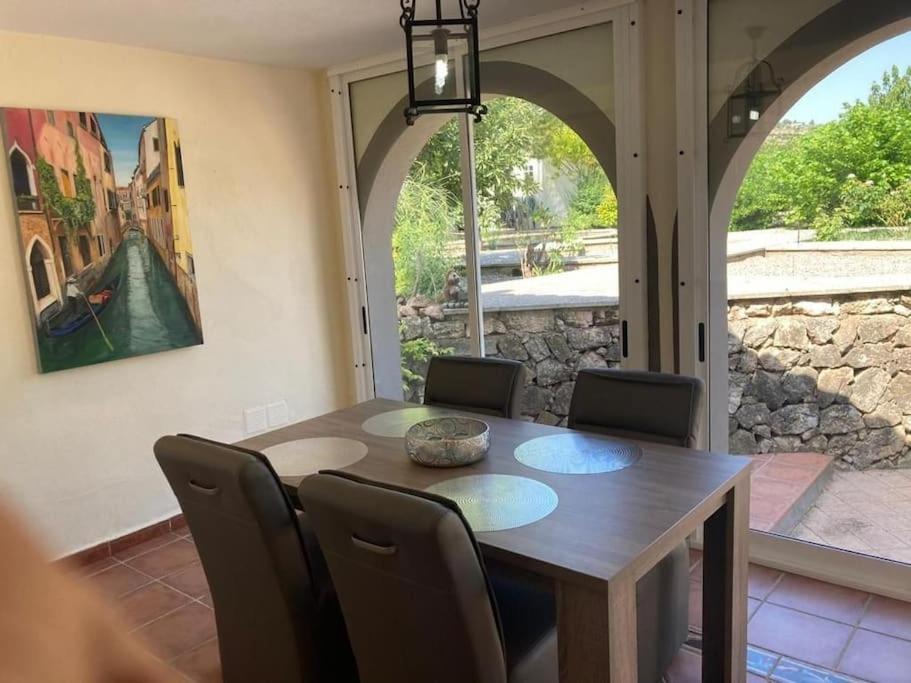 Vakantievilla Met Groot Zwembad Heeft 4 Slaapkamers En Is Geschikt Voor 8 Personen, Ideaal Voor 1 Of 2 Gezinnen. Ligt In 1 De Mooiste Vallei Spanje Het Huis Grenst Aan Prachtig Natuurgebied 