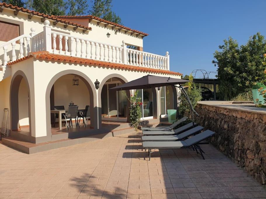Villa Vakantievilla Met Groot Zwembad Heeft 4 Slaapkamers En Is Geschikt Voor 8 Personen, Ideaal Voor 1 Of 2 Gezinnen. Ligt In 1 De Mooiste Vallei Spanje Het Huis Grenst Aan Prachtig Natuurgebied 